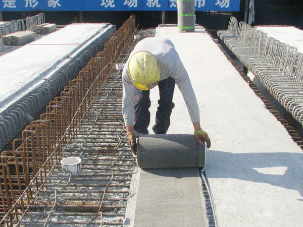 Modified asphalt waterproofing membrane for roads, bridges, and high-speed railways